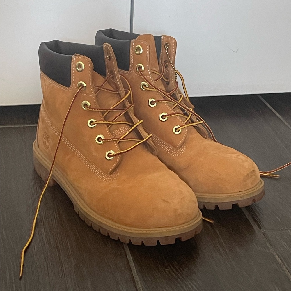 *SOLD* Boy’s 6 (Women's 7) Timberland Premium 6-Inch Waterproof Boot